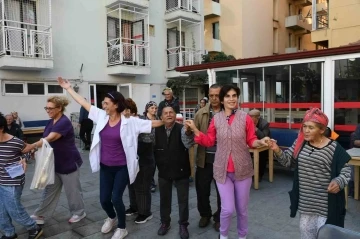 Kuşadası Belediye Bandosu’ndan bakımevi sakinlerine 100’üncü yıl sürprizi
