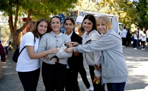 Kuşadası Belediyesi çocukları can dostlarla buluşturdu
