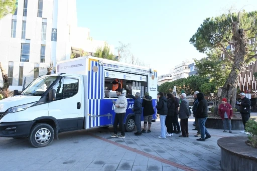 Kuşadası Belediyesi’nden soğuk havalarda çorba ikramı
