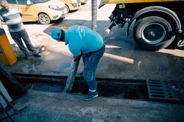 Kuşadası Belediyesi’nden su taşkınlarına karşı mazgal temizliği
