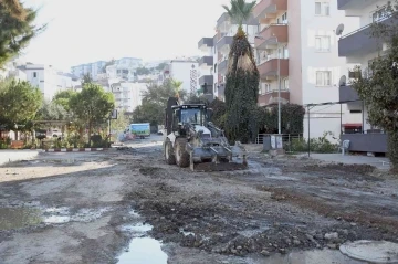 Kuşadası Belediyesi’nin yol yenileme çalışmaları devam ediyor
