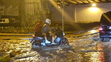 Kuşadası’nda 10 dakikalık sağanak yağış yolları göle çevirdi
