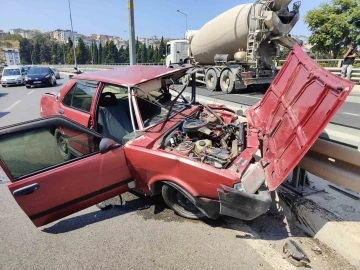 Kuşadası’nda ehliyetsiz sürücü otomobiliyle bariyerlere çarptı: 2 yaralı
