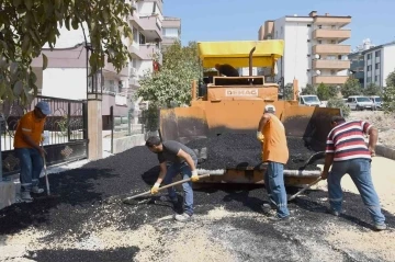 Kuşadası’nda eskiyen yollar yenileniyor
