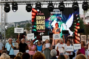 Kuşadası’nda kadınlar “Barış” için bir araya geldi
