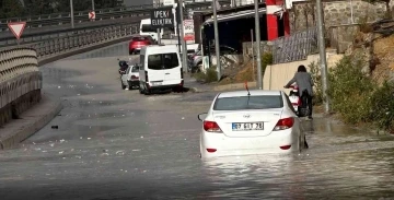 Kuşadası’nda sağanak yağış etkili oldu, yollar göle döndü
