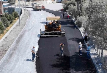 Kuşadası’nda sıcak asfalt seferberliği devam ediyor
