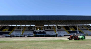 Kuşadası Özer Türk Stadı’nın zemini yenileniyor
