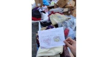 Kuşadası’nda çocuklardan depremzedeler için duygulandıran notlar