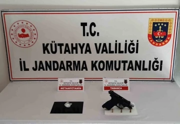 Kütahya’da 2 kişinin üzerinde silah ve uyuşturucu ele geçirildi
