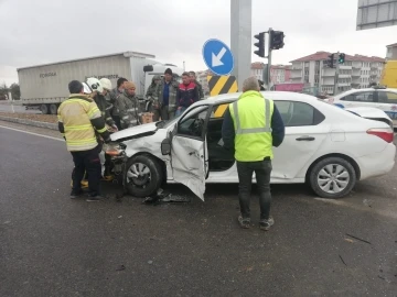 Kütahya’da 2 otomobil ’Akıllı kavşak’ta çarpıştı: 4 yaralı
