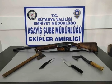 Kütahya’da 3 kişiden ruhsatsız av tüfeği ve kesici aletler ele geçirildi
