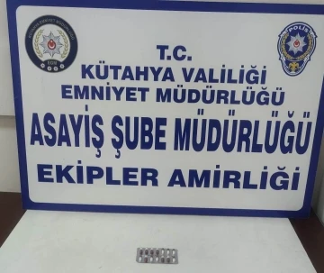 Kütahya’da araması bulunan şahsın üzerinde uyuşturucu ele geçirildi
