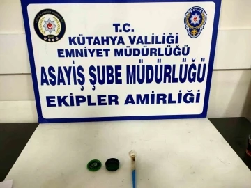 Kütahya’da aranan şahsın üzerinde uyuşturucu bulundu
