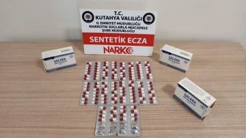 Kütahya’da bir kişinin üzerinde 128 adet sentetik ecza hap ele geçirildi
