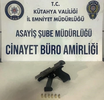 Kütahya’da içerisinde 3 kişinin bulunduğu araca rastgele ateş eden şahıs yakalandı
