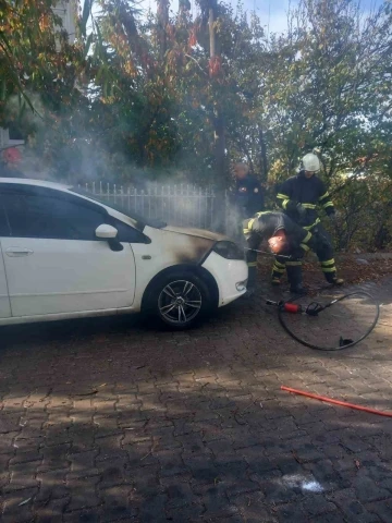 Kütahya’da park halindeki araçta yangın
