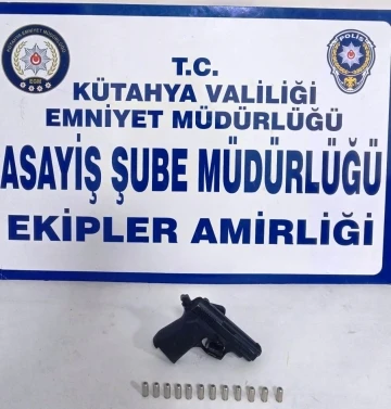 Kütahya’da polis bir kişinin aracında ruhsatsız tabanca ele geçirdi
