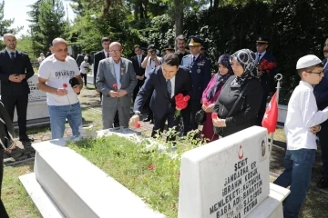 Kütahya’da şehitler kabirleri başında dualarla anıldı
