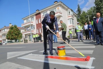 Kütahya’da yaya geçitleri kırmızıya boyandı
