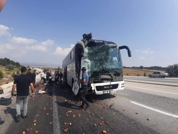 Kütahya’da yolcu otobüsü kamyona çarptı: 8 yaralı
