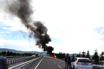 Kütahya'da seyir halindeki otomobil alev alev yandı