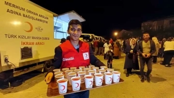 Kutsal topraklara giden umrecilere, Türk Kızılay’dan şerbet ikramı
