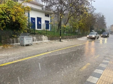 Kuvvetli sağanak yağış sürücü ve yayalara zor anlar yaşattı
