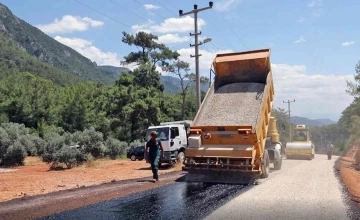 Kuyucak-Akyaka bağlantı yolunda asfaltlama çalışması
