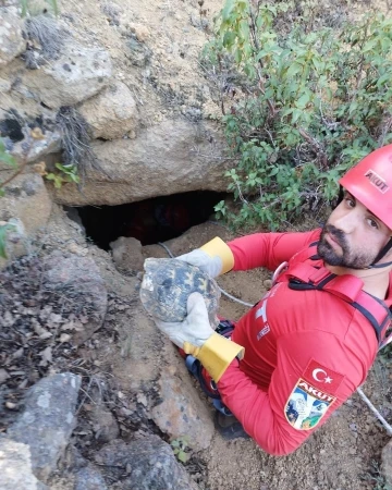 Kuyuda mahsur kalan kaplumbağaları AKUT ekipleri kurtardı
