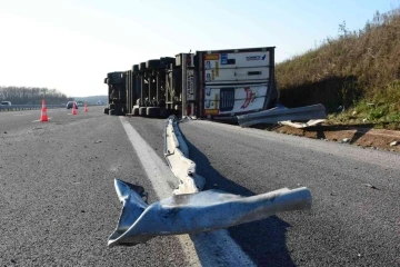 Kuzey Marmara’da sebze ve meyve yüklü tır devrildi
