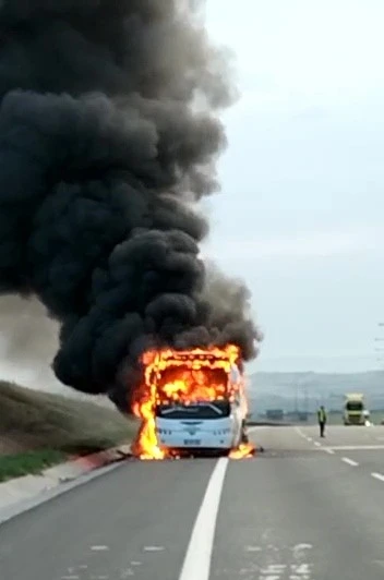 Kuzey Marmara Otoyolu’nda tur otobüsü alev alev yandı
