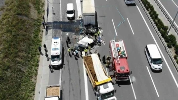 Kuzey Marmara Otoyolu’ndaki feci kazada kamyon ikiye bölündü: 1 ölü
