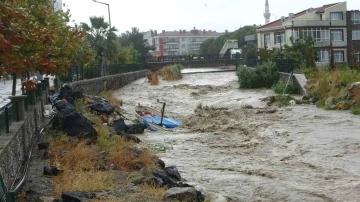 Lapseki’de sağanak yağış etkili oldu
