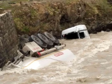 Lastiği patlayan akaryakıt yüklü tanker dereye yuvarlandı: 1 yaralı
