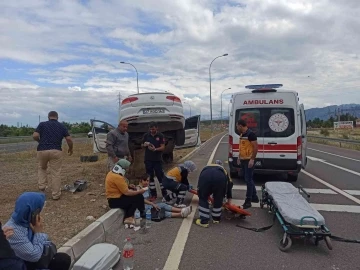 Lastiği patlayan otomobil refüjdeki aydınlatma direğine çarptı: 6 yaralı
