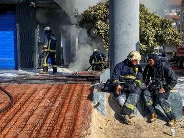 Lastik deposunda çıkan yangın saatler süren müdahale sonunda kontrol altına alındı
