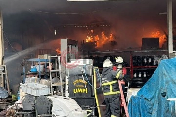 Lastik üretim tesisi alev alev yandı: Bölgedeki evler tahliye edildi