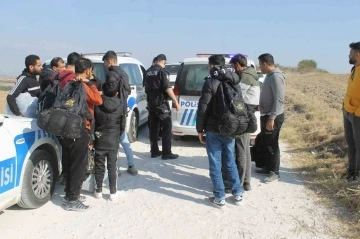 Lastikleri patlayınca yakalandılar: 21 göçmen ve 4 göçmen taciri yakalandı
