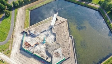 Letonya’da Sovyet döneminden kalma 79 metrelik anıt yıkıldı

