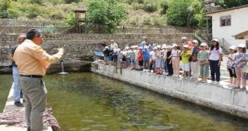 ’Lider’ çocuklara balık üretimi anlatıldı