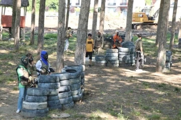 Lise öğrencileri paintball oynadı
