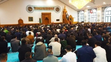 Londra'daki bir camide bayram namazı tam 3 kez kılındı