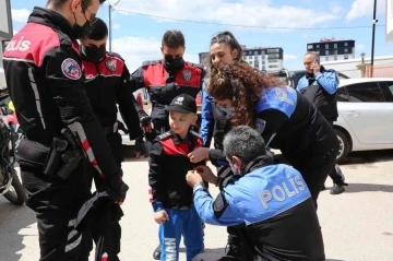 Lösemi hastası küçük çocuğa polislerden duygulandıran sürpriz
