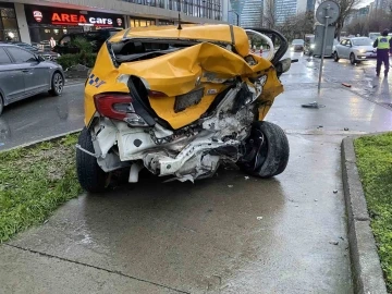 Lüks aracın kontrolden çıkmasıyla zincirleme kaza oldu: 1 yaralı
