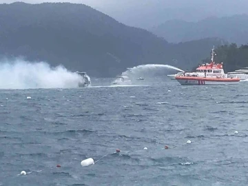 Lüks teknedeki yangın söndürüldü
