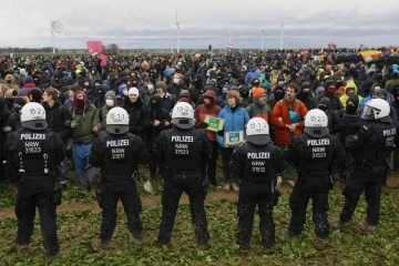 Lützerath köyündeki protestolarda Alman polisine “çamur” engeli

