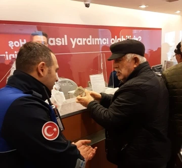 Maaşını kaybeden emeklinin imdadına zabıta yetişti
