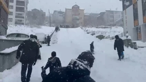 Mahalle yolu kayak pistine döndü
