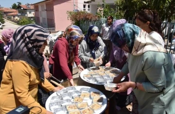 Mahalleliden imece usulü aşure günü